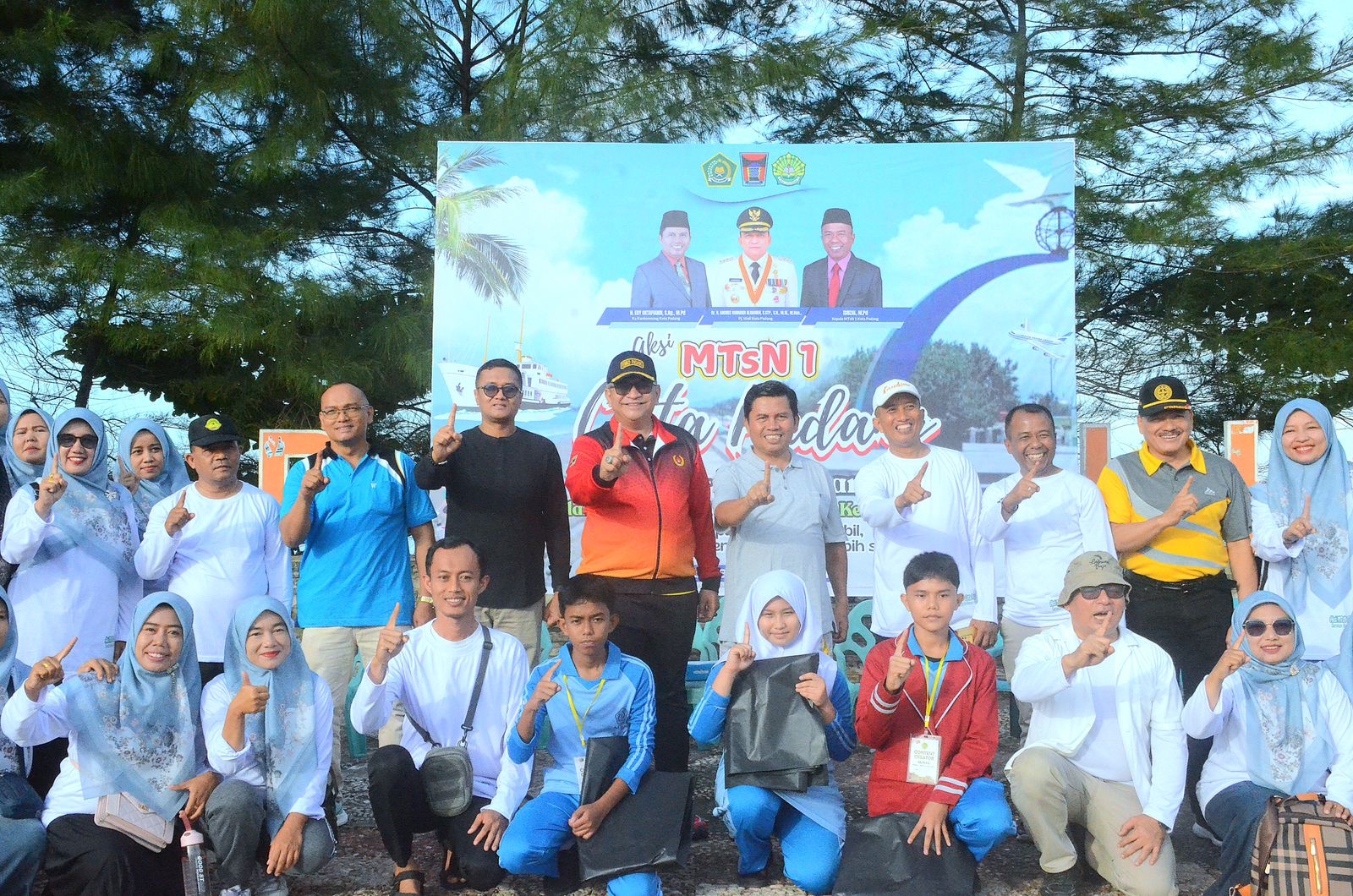 MTsN 1 Padang Gelar Aksi Bersih Pantai, Pj Wako: Patut Ditiru Sekolah Lainnya !