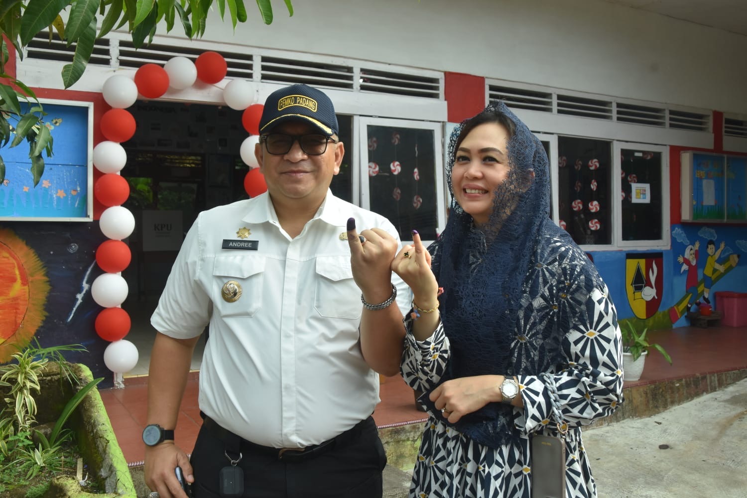 Pilkada Serentak 2024, Pj Wako Padang dan Istri Salurkan Hak Suara di TPS 1