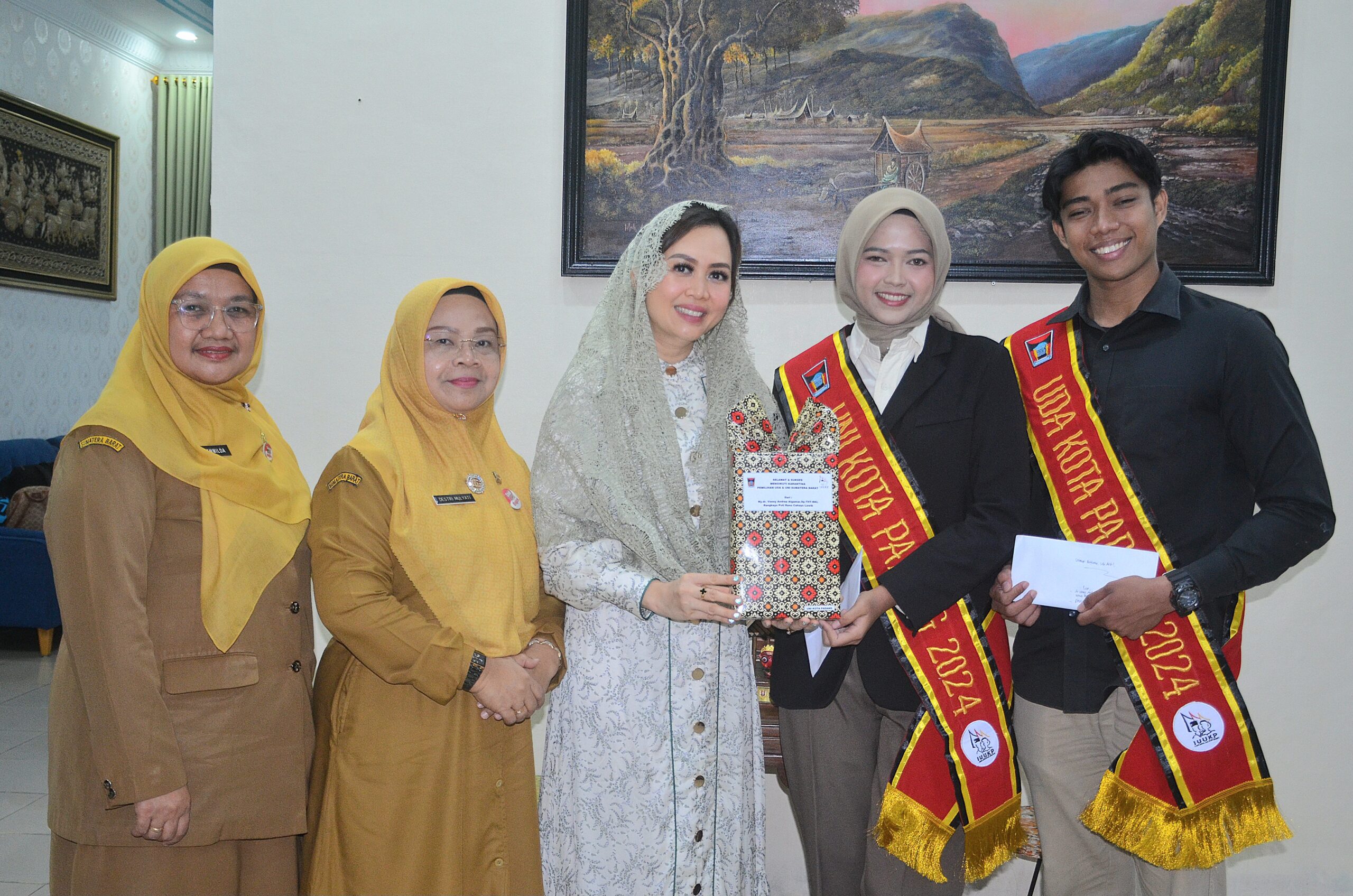 Pj Ketua Dekranasda Padang Motivasi Dila dan Arif Menuju Uni dan Uda Sumbar 2024