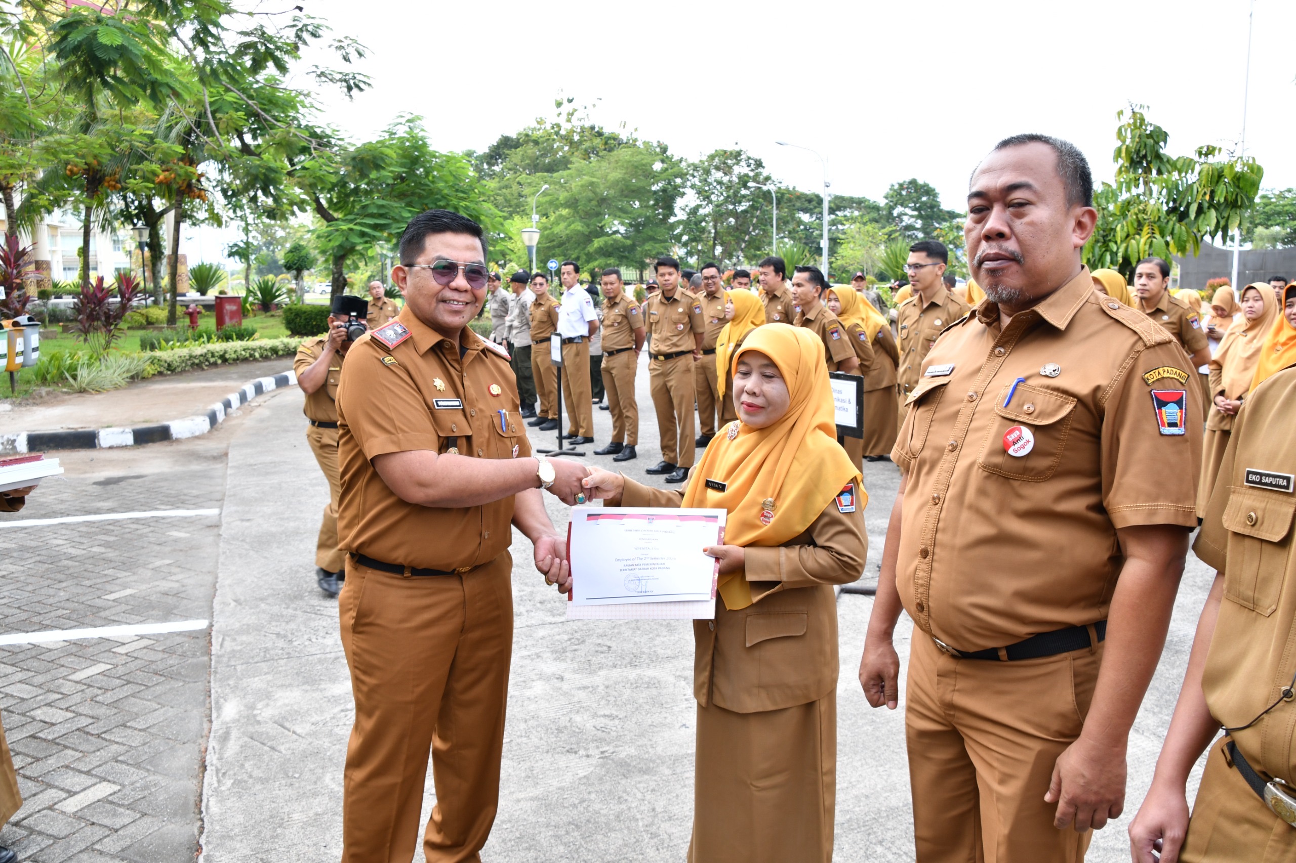 Pj Sekda Padang Serahkan Penghargaan ASN Terbaik Semester 2